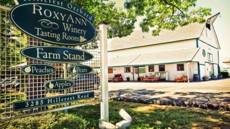 RoxyAnn Winery entrance sign and tasting room
