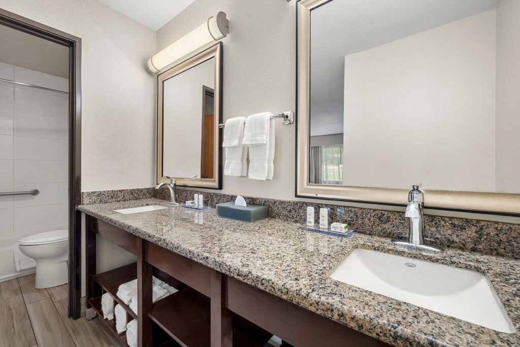 LaQuinta GP, Super 8 by Wyndham Central Point – Medford
