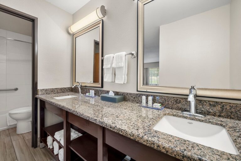 LaQuinta GP, Super 8 by Wyndham Central Point – Medford