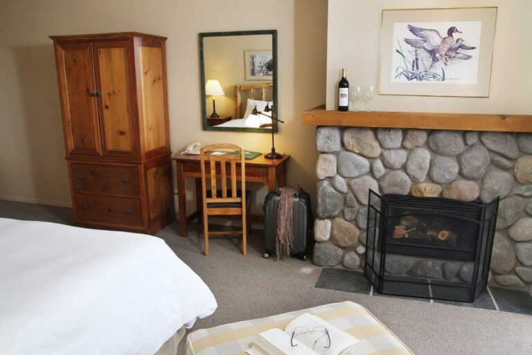 Riverside Inn
