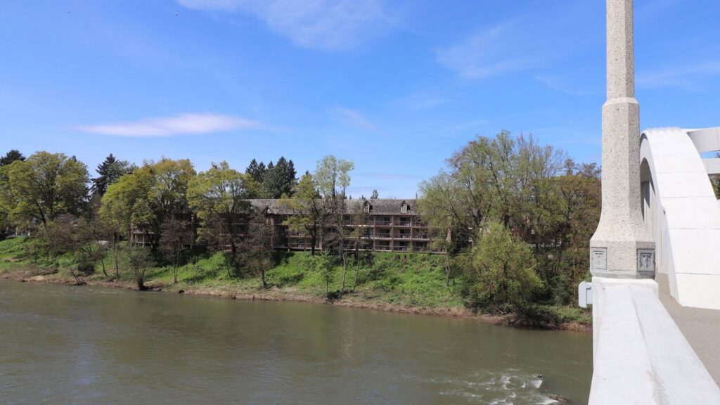Riverside Inn