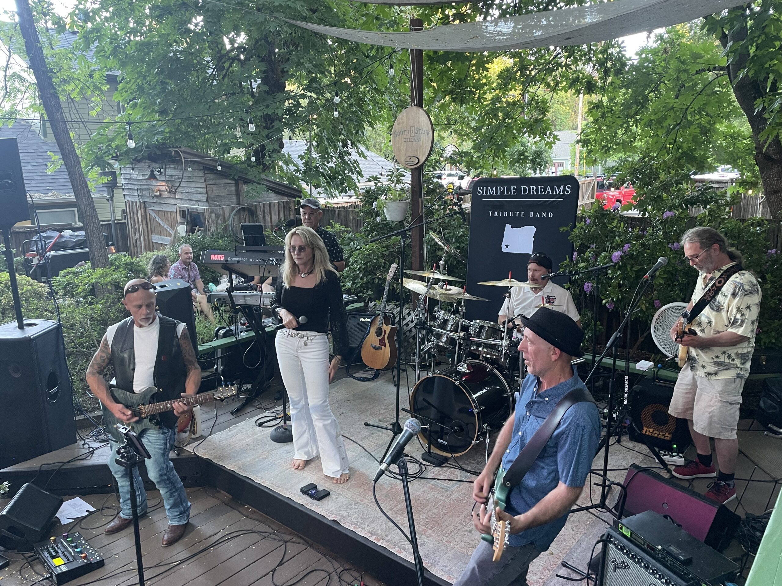 Live Music: Simple Dreams